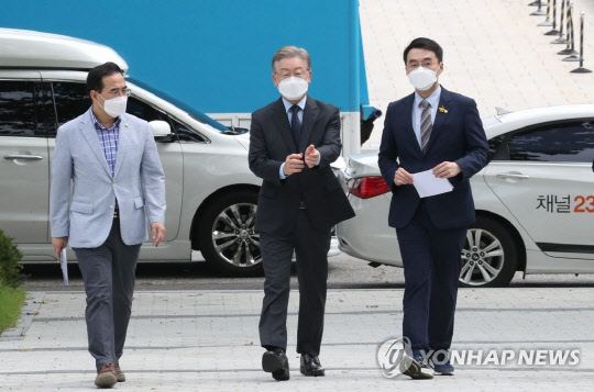 박홍근 더불어민주당 의원(왼쪽)과 이재명 전 대선후보, 김남국 의원 <연합뉴스>